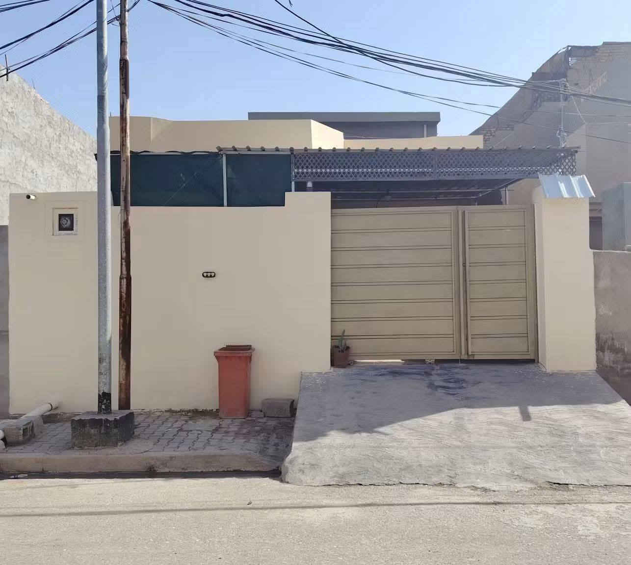 دار للبيع بناء 2025 طابقين المساحه 180 متر مع قطعه بصف البيت المساحه 108 متر  المكان بهرز حي القادسية الفرع مقابل اسواق صباح الدليمي متکون من کراج کبیر و مطبخ وصالة واستقبال وثلاثة غرف نوم اللاستفسار ***********
