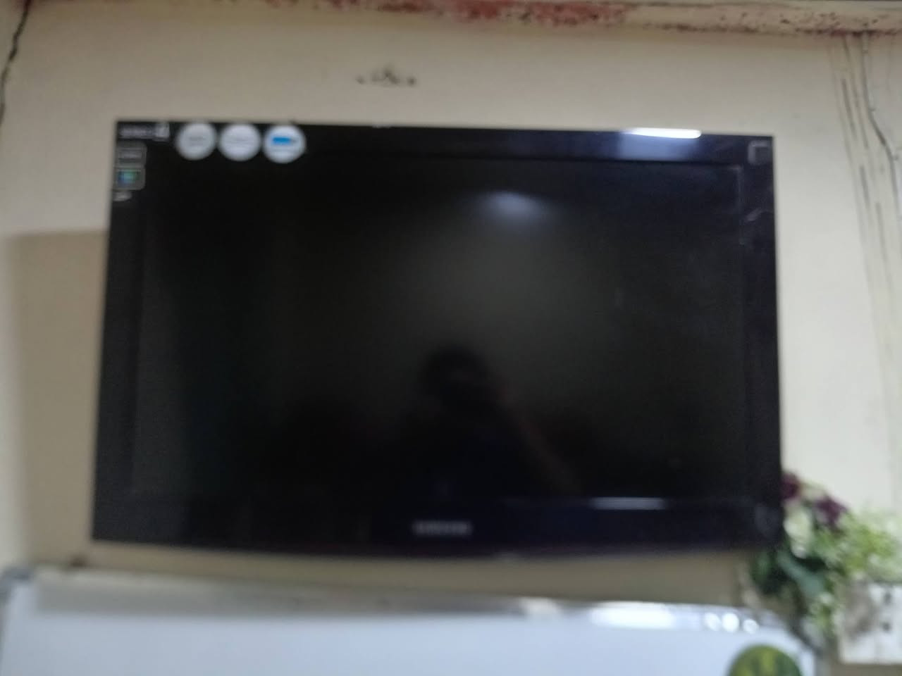 سلام عليكم شاشه العلامة السعر 100🔒التجارية: سامسونج. مستخدمه اتصال *********** وبي واتساب
نوع الشاشة: تلفزيون ذكي.
التصميم: تصميم كريستالي (Crystal Design) كما هو موضح على ملصق الشاشة.
المميزات: يحتوي على تقنية "ConnectShare" لتشغيل الوسائط مباشرة عبر USB، ويدعم تقنية Wide Color Enhancer لتحسين الألوان.
الفئة: ينتمي إلى سلسلة تلفزيونات سامسونج، وتشير الملصقات إلى أنه من الفئة الرابعة (Series 4).
