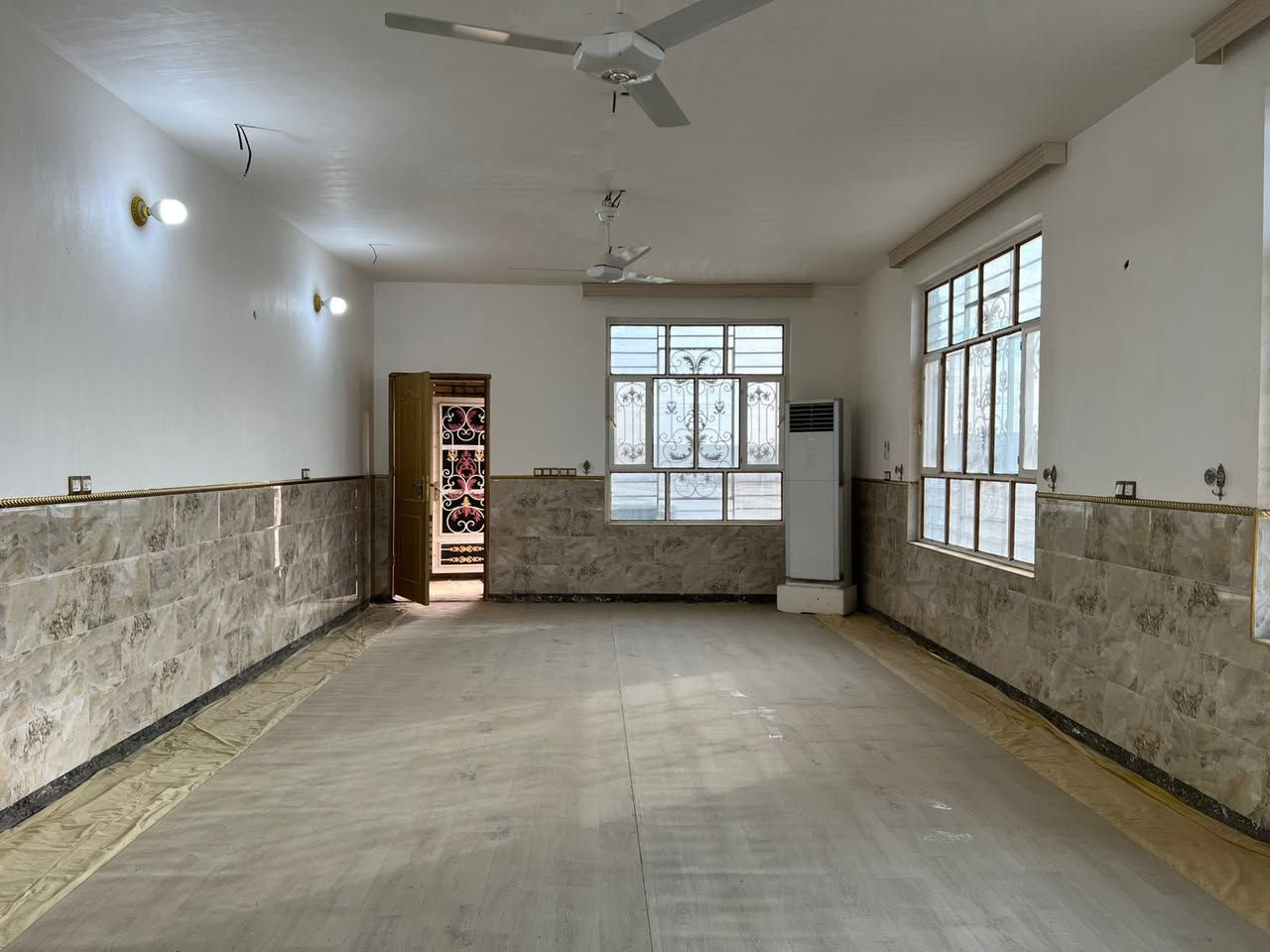 السلام عليكم دار للبيع المساحه الكليه 500 متر مساحة البناء فقط 255 متر
يتكون من استقبال 10في 5
غرفة 6في 5 مع حمام 
غرفة 5في5 مع حمام
صاله 13في5
هول 5في4
مطبخ بارد 7في 5مع مطبخ حار 
البيت نقص الأرضية وبياض الصاله ولبخ الخارج وبناء البيتونه والستاره 

العنوان بغداد بداية التاجي من جهة جسر السايلو منطقه عجيل السلطان للاستفسار / ***********
