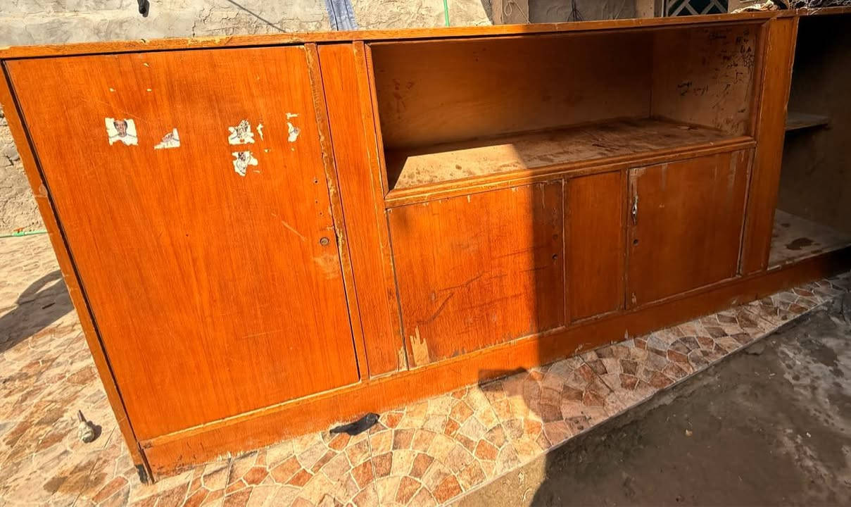 بوفيه 3 متر ثكيله خشبها قوي ، ضررها وحده من الباب ما موجوده والباقي عايزهن تصليح


**إذا كنت صاحب هذا الإعلان وتريد حذفه لأي سبب، رجاءا أرسل رسالة إلى الدعم الفني**