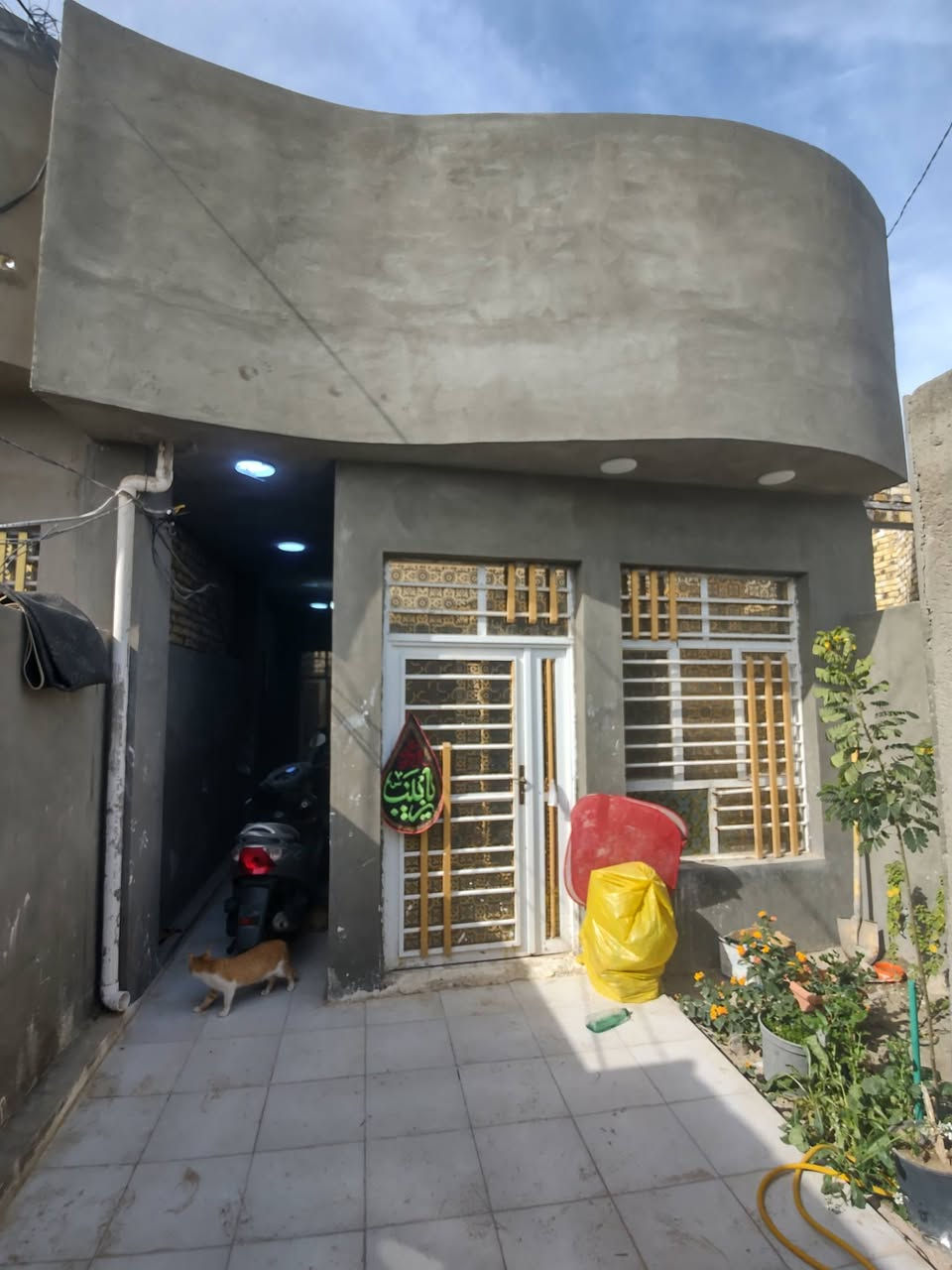 السلام عليكم
بيت طابو زراعي 25  طابوق نهروان البهاء/منطقه السهيليه /مساحه 140متر 
استقبال 8..امتار /صاله ومطبخ وغرفه وتخاريج
الطابق الثاني غرفه وصاله..
السعر 51مع المجال ***********
البيت جديد صارله سنتين.
