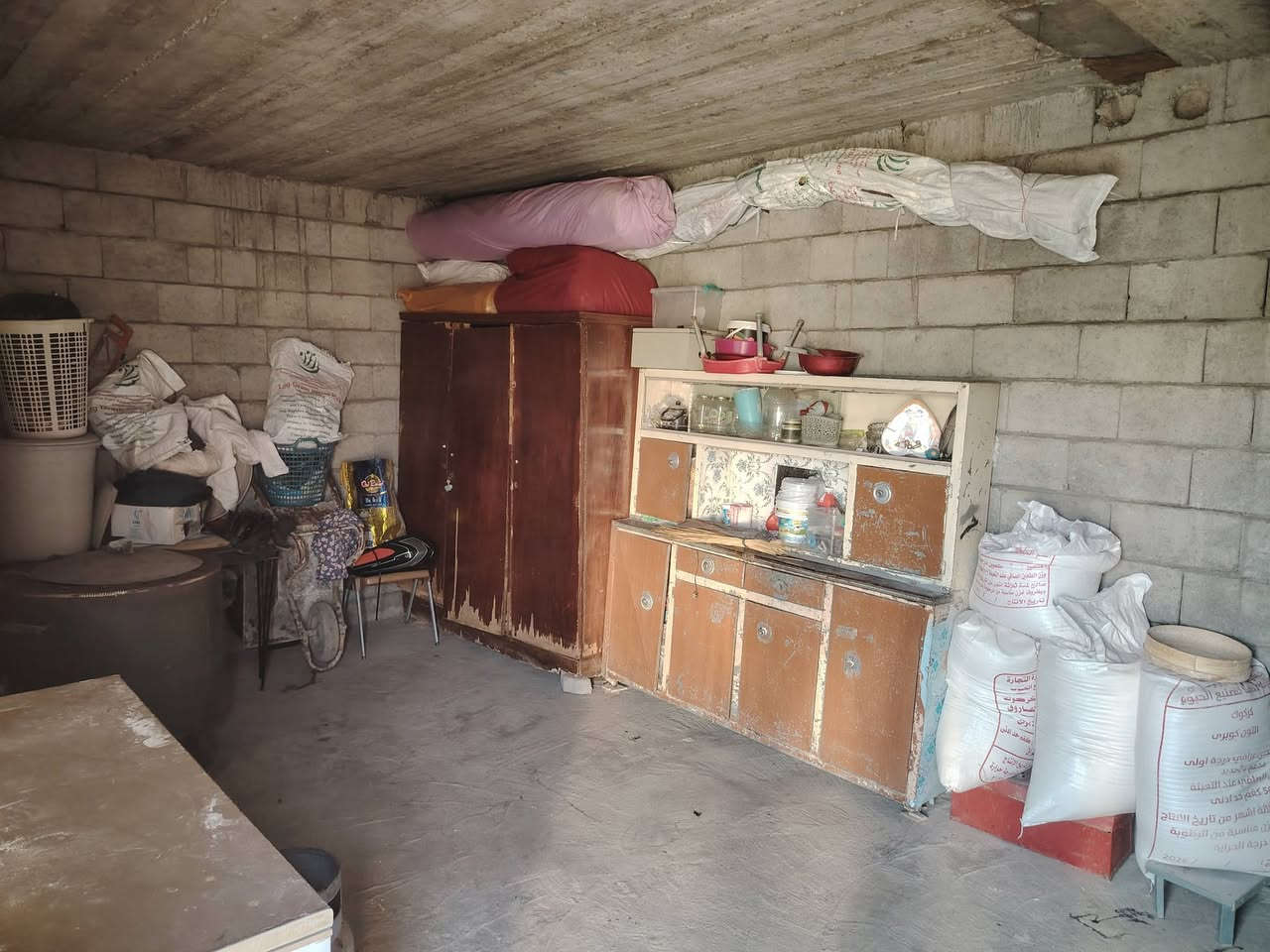 دار للبيع رقم المساحة(160متر)(8واجهة)(عمق20) يحتوي على 1 غرفة نوم كبيره استقبال كبير مطبخ صحيات كراج غرفة فوك كبيره البيت سيراميك استايكر شارع تبليط 
العنوان حي العروبه قرب جامع الله واكبر 
السعر 58 بي مجال 
للأستفسار ***********
