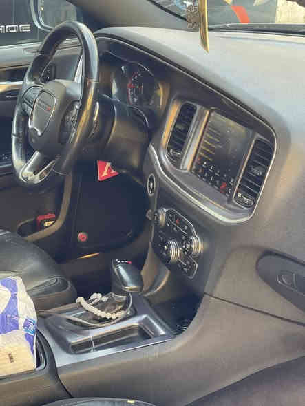 السلام عليكم 
دوج تشارجر 2017 امريكي بلاك توب 
السيارة فئة بلاك توب 
مواصفاتة 
كشنات جلد تدفئة تبريد 
ستيرن تدفئة 
كشنات خلفية تدفئة 
كشنات ثنين كهرباء 
خزن كشن ميموري 
حساسات خلفية 
لايتات زراعة جديدة 
سماعات بيتس 
السيارة بيها جاملغ مبدل نفس اللون وبنيد مبدل ومصبوغ 
سيارة جاهزة من كلشي 
بيها طخة بلباب العس السايق ترجع بارد ممبينة قليل كلش 
ماشية 95 الف مايل 
بغداد مشروع وطني باسمي 
السعر 188   وبيها مجال بسيط 
مكان السيارة المنصور 
***********
