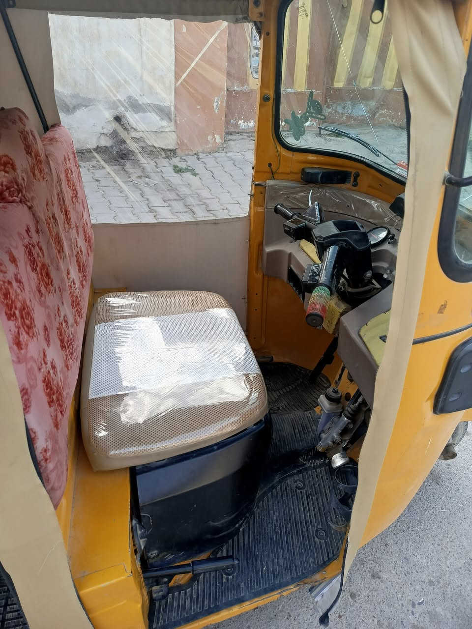 السلام عليكم من رخص الادمن تكتك للبيع موديل 2019 مرقم كامل تحويل ثاني يوم خير من الله المحرك مكفول نتقيص تبخير السنويه لغايه 2028 السعر 6250 وبيهه مجال ***********مكاني بعقوبه التحرير
