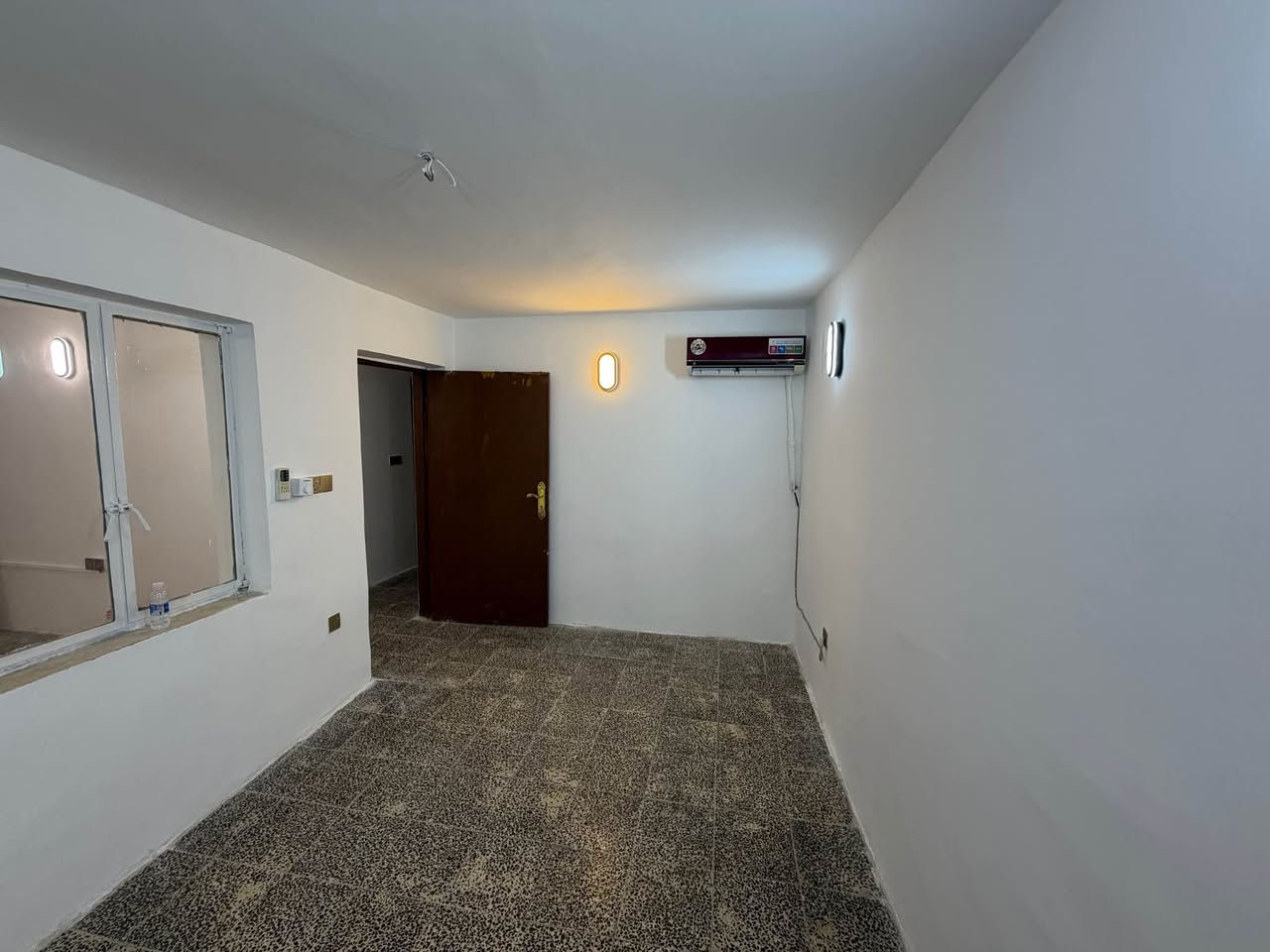 يحتوي على 2 غرف نوم 2 حمام وصالة و مطبخ 
طابقين مجهز 2 سبالت بالغرف و بنكات و ساحبة
يحتوي على ترك خلفي و حديقة و سطح
صحيات كاملة جديدة 
انارة داخلية جديدة 
صبغ بيت كامل و جاهز بدون اي نقص 
سخان و ماطور ماء و تانكي 2000 لتر 
انترنيت و كهرباء وطني و سحب جاهز 
عنوان: الكرادة قرب جسر الربيعي على شارع العام
للاستفسار اتصل او واتساب *********** صاحب المنزل بغداد, العراق
