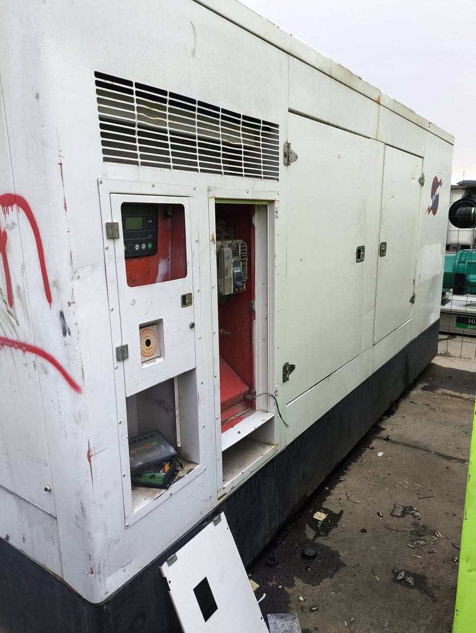 كاتم فارغ للبيع القياسات الداخلية للكاتم : طول 360 وعرض 170 وارتفاع 210 أما القياسات الخارجية للكاتم الكلي طول 450 وعرض 180 العنوان اربيل السعر 15 ورقة للإستفسار *********** يوجد توصيل لكافة المحافظات وبضمان 🚚
