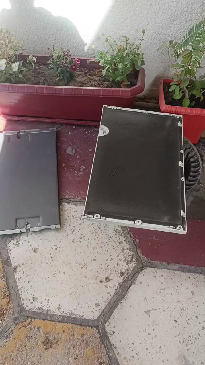 كثير من الزبائن لما يشوف السبلت يكول:
"المكيف نظيف وما يحتاج غسل" ❄️
لكن الحقيقة غير ذلك…

اللي ظاهر للعين هو الوجه الأمامي للراديتر فقط، وغالباً يكون نظيف نسبياً.
أما الوجه الخلفي للراديتر فهو المكان اللي يتجمع بيه الغبار والأوساخ بشكل كبير، وهذا الجزء ما يبين إلا بعد فتح السبلت بالكامل 🔧
وهنا تظهر المشكلة الحقيقية…

انسداد خلف الراديتر يسبب:

⚡ ضعف في التبريد
⚡ زيادة في استهلاك الكهرباء
⚡ ضغط على الكمبروسر
⚡ تقليل عمر الجهاز

لذلك نصيحتي دائماً:

قبل بداية موسم الصيف ☀️
افتح السبلت بشكل كامل،
ونظف الراديتر من الجهتين الأمامية والخلفية حتى يرجع الجهاز يشتغل بكفاءة عالية 🔧⚡

التنظيف الصحيح مو بس يحسن التبريد…
بل يحافظ على عمر المكيف ويوفر بالطاقة الكهربائية ⚡❄️

المهندس حسين الزبيدي   /   ***********

..
