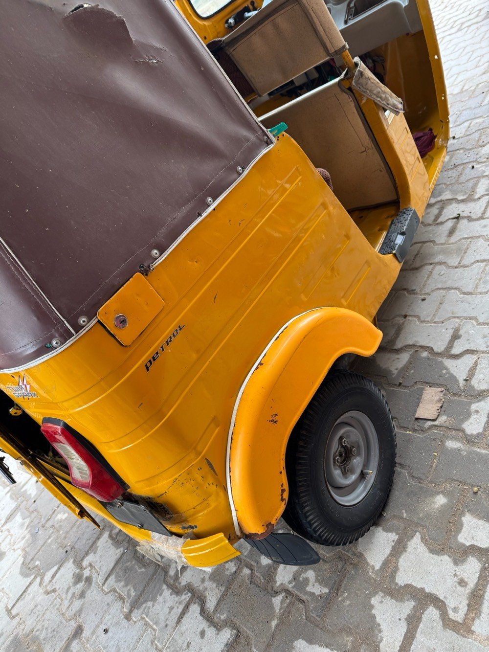 سلام عليكم تكتك للبيع 20شهر 4
التكتك اوراقها كامله كبل لترقيم مابيهن نقص   تخم تاير بنزات عنابير جدد المكينة تجفيت شركة فشك كلجات وكرنك وفشك كله جديد   
السعر 5600وبية مجال بسيط المكان الشعلة رقمي ***********