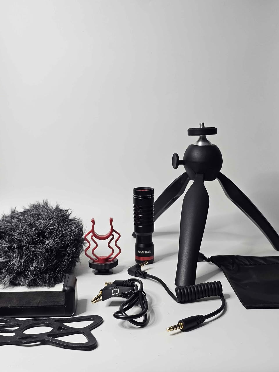 مايكروفون Microphone
SAMTIAN

SAMTIAN VIDEO MICROPHONE
للهاتف والكاميرا
بحالة نظيفة جدًا من شركة سامتيان
مع جميع الملحقات
متجر إكسبو Expo
لبيع الأجهزة والبالة الأوروبية
التوصيل للأماكن القريبة في الرصافة مجاناً
توصيل المحافظات والأماكن البعيدة 5000 آلاف
للتواصل:
***********
الصفحة الرسمية على الفيس بوك:
(متجر إكسبو Expo) بغداد, العراق
