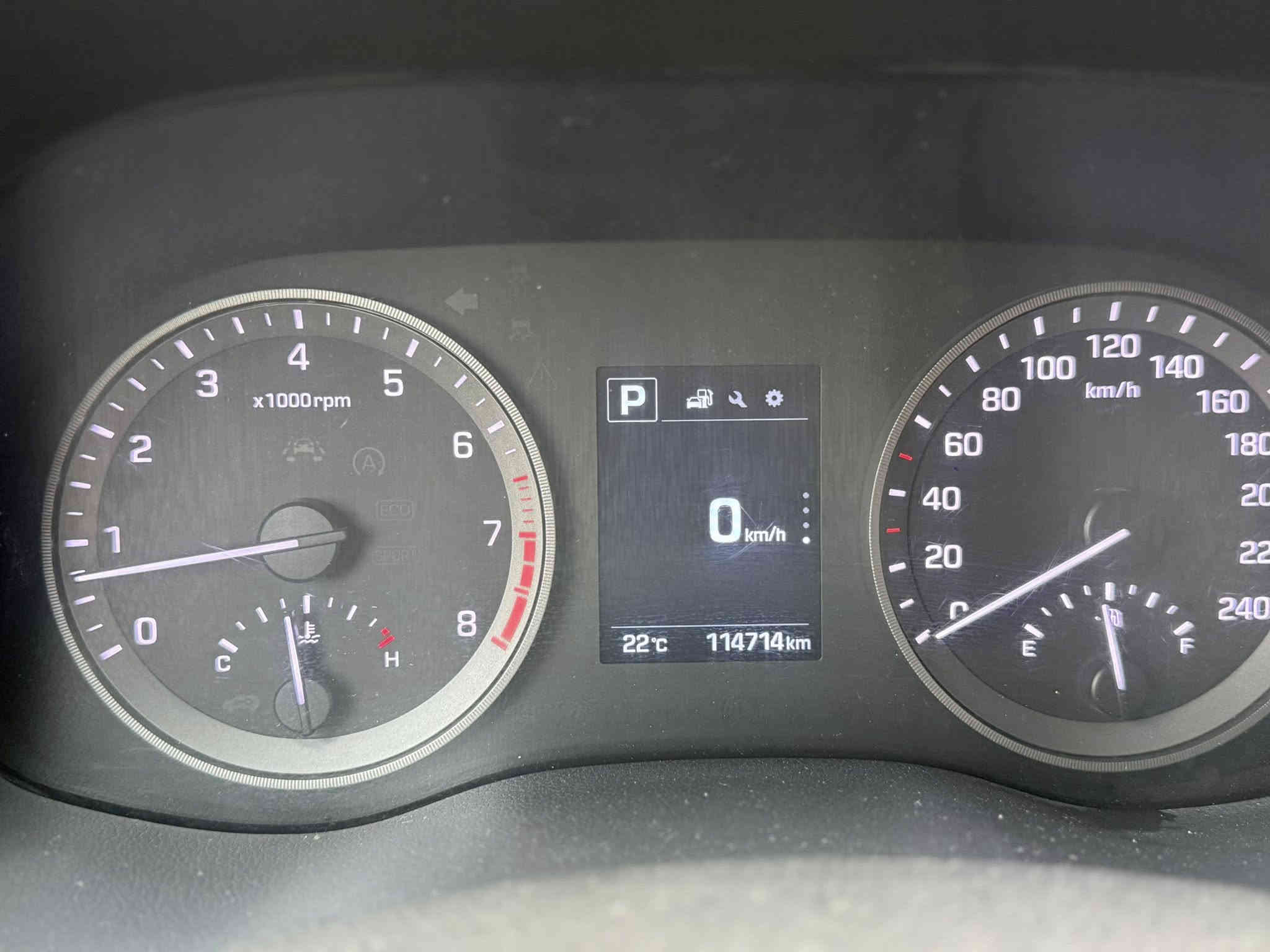 السلام عليكم توسان خليجي 2018 
المواصفات:-
تحكم ستيرن جهتين 
‏Aux+ USB
تحكم قياده ( عادي ، سبورت ، ايكو )
اشاير بالمري 
مري شفط 
5 ويل كب 
لد نهاري ليلي 
مقاعد تغليف جلد + الارضيه تغليف جلد 
حساسات خلفية 
كامرة خلفية 
يدات نيكل 
محرك 2000 دوش 
السياره ماشية 115 الف كم قابل للزيادة 
بيها بارد باب السايق وباب بصف السايق قطعة صغيرة ( السيارة بدون صبغ ) 
رقم الماني تحويل ثاني يوم ( مرور التاجيات ) 
سنوية مشروع وطني
السعر / 180$
للاستفسار الاتصال *********** واتساب
