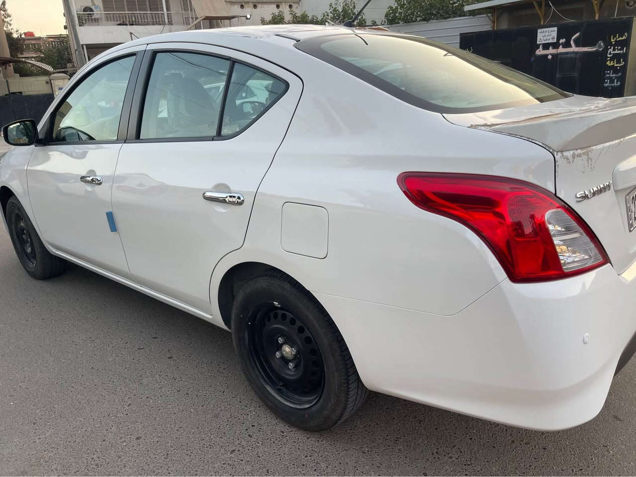 السلام عليكم 
نيسان سني (( 2025 )) اربيل ماشية 2000 زيرو بحالة الوكالة 
العقد والوكالة مجاني والتحويل مباشر 
المواصفات: 
شاشة اصلية، كاميرا خلفية، جام كهرباء عدد 4، قطعتين تبريد، اشاير بالمري، داخل بيجي، ايرباك عدد 2، تحكم ستيرن، يدات نيكل، حساس خلفي، شباك نيكل، سبايدر، بلوجكتر اصلي، كشن السائق جك، محرك 1500، مانع انزلاق، ويل حجم15، اواكس، USB ،بلوتوث، 
عنواني  الاعظمية 
موبايل ☎️  *********** . بغداد, العراق
