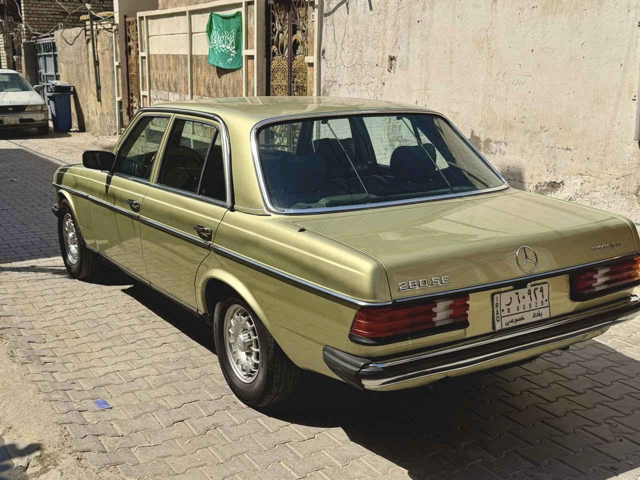 السلام عليكم للبيع مارسدس مرور موديل 84 سيارة جديدة معمرة تعمير درجة اولى بدون قطره معجون كلها بلاديه كير محرك تبريد شغال كهربائيات شغالة 
مكينة 6 سلندر 280 داوخل جديدة سلايت شغال 
السعر 85 وبيها مجال 
***********
