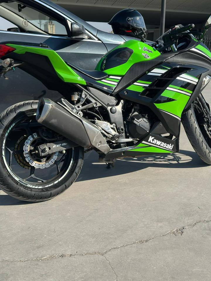 السلام عليكم.
دراجة كاواساكي للبيع. (تم تخفيض سعر الدراجة)
المحرك : ٣٠٠ cc
الموديل :2015
الدراجة مرقمة بغداد مشروع وطني بأسمي.
الدراجة بالاصل كفراتها اخضر فاتح بالكامل بس بدلت كفرات جدد قبل اكثر من سنة. و الي راح تشوفوها بالصور.
١-الدراجة نظافة الكفرات ٩٠٪؜
٢-المحرك مفتوح مبدل يطغ يم مصطفى مشمش ورجعت المكينة بلادية ما بيها اي شي صار اكثر من سنة.
٣-دهن MOTUL 10W-40 4T
٤-فلتر دهن K&N
٥-فلتر شوتة CICMOD
٦-بانزين كلة محسن.
٧-بلكات NGK ليزرية.
٨-تايرات مشلن نظيفات.
٩-باتري جديد من BS.
١٠-ماشية 42 الف كيلو وقابل للزيادة.
١١- صالنصة بلادي.
الدراجة اخذتها للتعلم فقط وحالياً اريد اخذ دراجة محرك 1000cc.
سعر الدراجة 31 ورقة وبيها مجال بسيط.
ما متواجد على الفيسبوك فقط على الواتساب.
اذا عاجبك تجي تشوف الدراجة كل الهلا بيك تواصل وياية على الرقم.
العنوان بغداد.
***********
