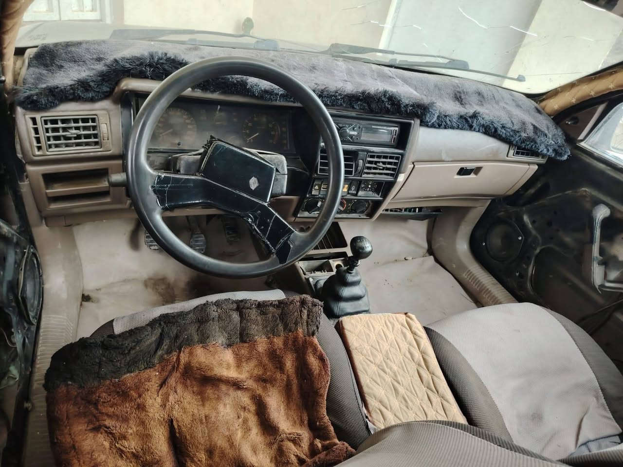 السلام عليكم رينو 19 للبيع السعر 10 وبيها مجال سيارة كير محرك شرط مايعوزها كلشي 
شراي اتصل ***********
