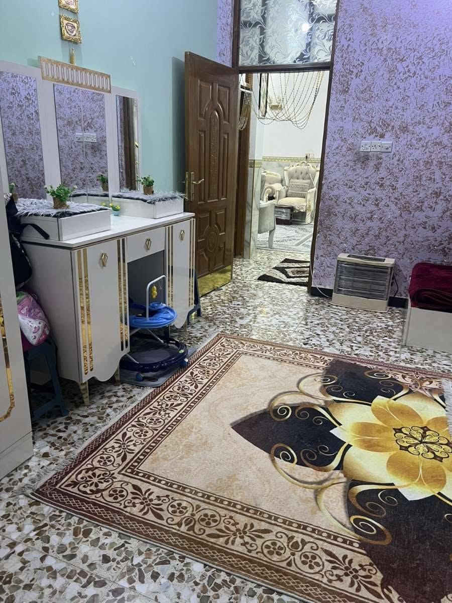 السلام عليكم دار للبيع مساحه 300 يحتوي على استقبال وهوال ومطبخ وغرفتين ومجمع صحي المكان حله شارع 30 السعر 138وبي مجال رقم الهاتف ***********

