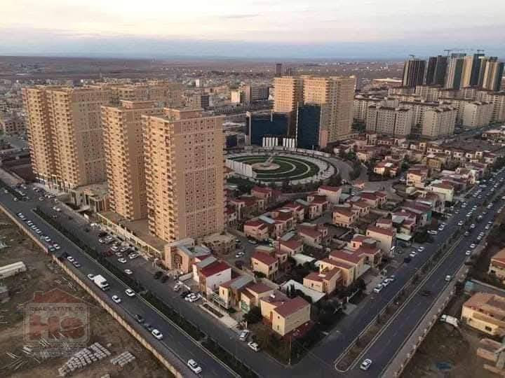 *تفاصيل الشقق*
- الموقع: مجمع MRF 4 Towers
- التوزيع: 3 غرف + صالة
- المساحة: 165 متر مربع
- الأسعار:
    - الإيجار الفارغ:450 -500 دولار (دفع كل 3 أشهر)
    - الإيجار المؤثث: 650-700 دولار (دفع كل 3 أشهر)
    - البيع:
        - واجهة داخلية: من 9 دفاتر إلى 9 دفاتر ونص 
        - واجهة خارجية:من 10 الى10 ونص دفاتر
شقق للسكن أو الاستثمار 
*معلومات التواصل*
- رقم الهاتف: ***********
- طريقة التواصل: آسيا - واتساب
