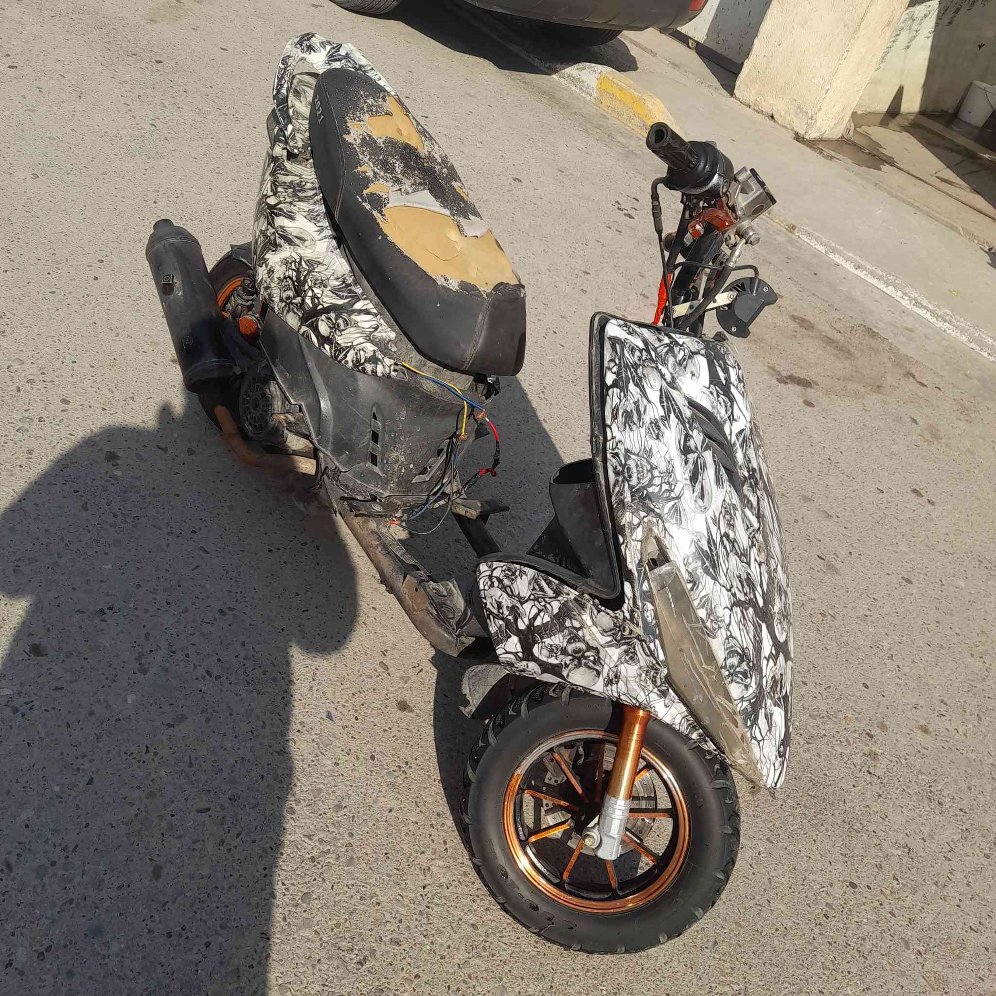 دراجه للبيع ابيع كوم حديد خربطت عندي وطفت وما اعرفلها 
وما اعرف شبيها عارضها 175 وبيها مجال للستفسار 
*********** مكاني فلكت سلمان باك
