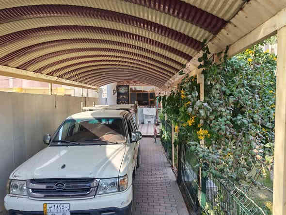 السلام عليكم
ارض مساحتها نص دونم وبيها بيت
مساحة البيت مع الكراج و الحديقة 330 متر
البيت صاير اول شي علشارع و الارض ورا واكو شارع من ضمن الارض بجانب البيت ( موضحها بلصور) 
موقع البيت البوعيثة قريب على المستوصف الجديد وقريب على البيطرة
الارض كلها عقد زراعي على قانون 117
الطابق الارضي يتكون من غرفة و استقبال وصالة ومطبخ وصحيات
والطابق الفوك بي 3 غرف وصحيات وسطح

متواجد على الخاص
 ومتواجد على الرقم هذا  ***********
وبي واتساب هم اذا تريد اي تفاصيل ثانية او تريد ادزلك الموقع هم تواصل وياي
