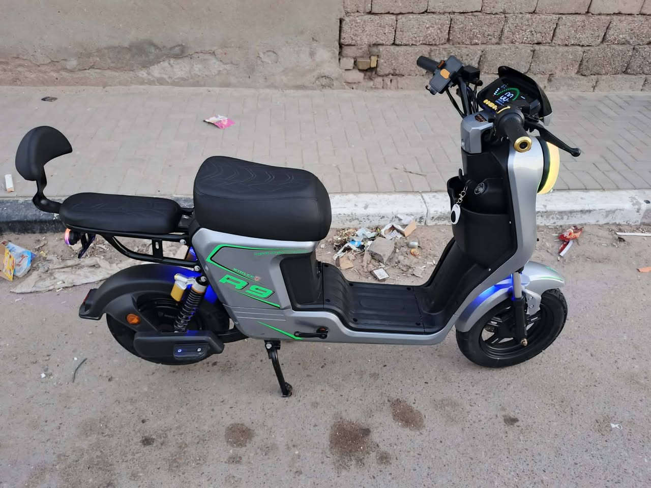 السلام عليكم 
ار 9 مديل 26 الحديث 
5بطاريات حجم كبير 32امبير وينلي الاصلي ام الختم شاحنه الاصليه وياها بالكارتون وياها سويجين وبصمتين وكارت وكفات 
4 نمر سرعه 109سرعه حقيقيه 70
دبل اشاره اشاره يمنه ويسره وهورن وبلوتوث لايت عالي وناصي 
دراجه  ستخدام شهر مكفوله كفاله عامه حته من الزلغ تجي وشوف بعينك 
السعر500وبيها مجال قليل حك الجيه 
واتساب ***********
عنوان بصره  شارع موسى الكاظم قرب التانكي
