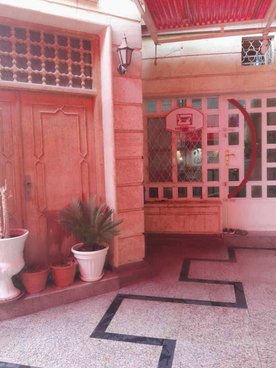 بلاش بيع مستعجل جوه سوك صاحب البيت عنده سفر خارج العراق   البيت في كربلاء  المقدسه حي الحسين قرب مستشفى الحجه المساحه ٢١٥ الواجه ١٤ يحتوي على اربع غرف وصاله وهول ومجمعين صحيات بلطابق الثاني والاول الطابق الثالث يحتوي على بيتونه وصطح كبير ويحتوي البيت على مطبخ كبير وكراج وحديقه صغيرة للزينه مكان مميز جداا السعر من الاخير قفل بدون عمله 850 مليون
***********
