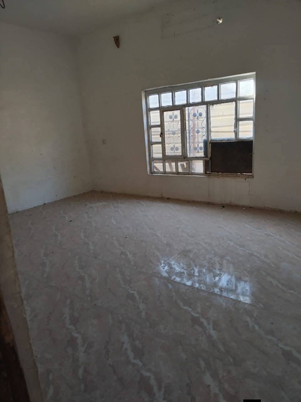 بيت بناء وسط للبيع أو مراوس  مساحه البيت ٨٥٠متر واقع حال ٩٥٠م طريق بغداد عمود ٦٠ يبعد ٥كيلو و ٨دقايق بالسيارة عن الامام و ٥٠٠متر عن الشارع العام واجهه ٢٠ البيت ركن سند ٢٥ مقابيل جامعة الزهراء سايد الدخول مقابيل محل علاء متعب يحتوي على ٣غرف نوم استقبال صاله مطبخ صحيات 
السعر ٢٦٥
للعلم البيت حاليا مؤجر
‪***********‬‏
