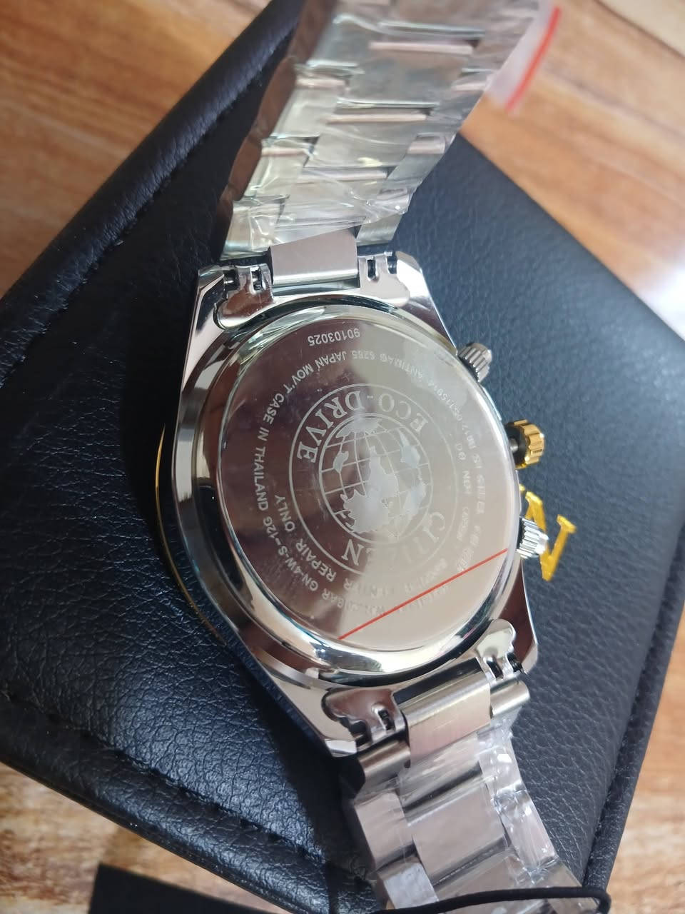 ساعه باله ستيزن كوارتز  سناتر شغاله وزن ثقيل لون مميز ونادر  توجد قطعه وحده فقط بالعافيه الي ياخذها
السعر 35 الف مع التوصيل مع علبته الاصليه 

المواصفات التقنية للساعة:
نوع الحركة: تعمل بتقنية إيكو درايف (Eco-Drive)، مما يعني أنها تُشحن عن طريق أي مصدر ضوئي ولا تحتاج لتغيير البطارية.
المادة: مصنوعة من الفولاذ المقاوم للصدأ (Stainless Steel) بتصميم يجمع بين اللونين الفضي والذهبي (Two-Tone).
المينا: تأتي بمينا باللون الأزرق مع ثلاثة عدادات فرعية (كرونوغراف) وشاشة لعرض التاريخ.
الزجاج: زجاج كريستال مقاوم للخدش.
مقاومة الماء: مقاومة للماء حتى عمق 100 متر (10 بار).


**إذا كنت صاحب هذا الإعلان وتريد حذفه لأي سبب، رجاءا أرسل رسالة إلى الدعم الفني**