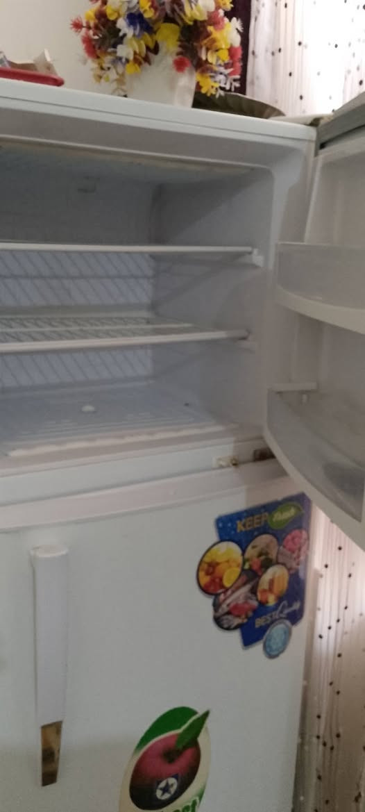 السلام عليكم 
ثلاجه الحجم الكبير للبيع استعمال قليل 
شرط التبريد والثلج السعر 250وبيها مجال للشراي 
العنوان بالشطره للاتصال ***********
