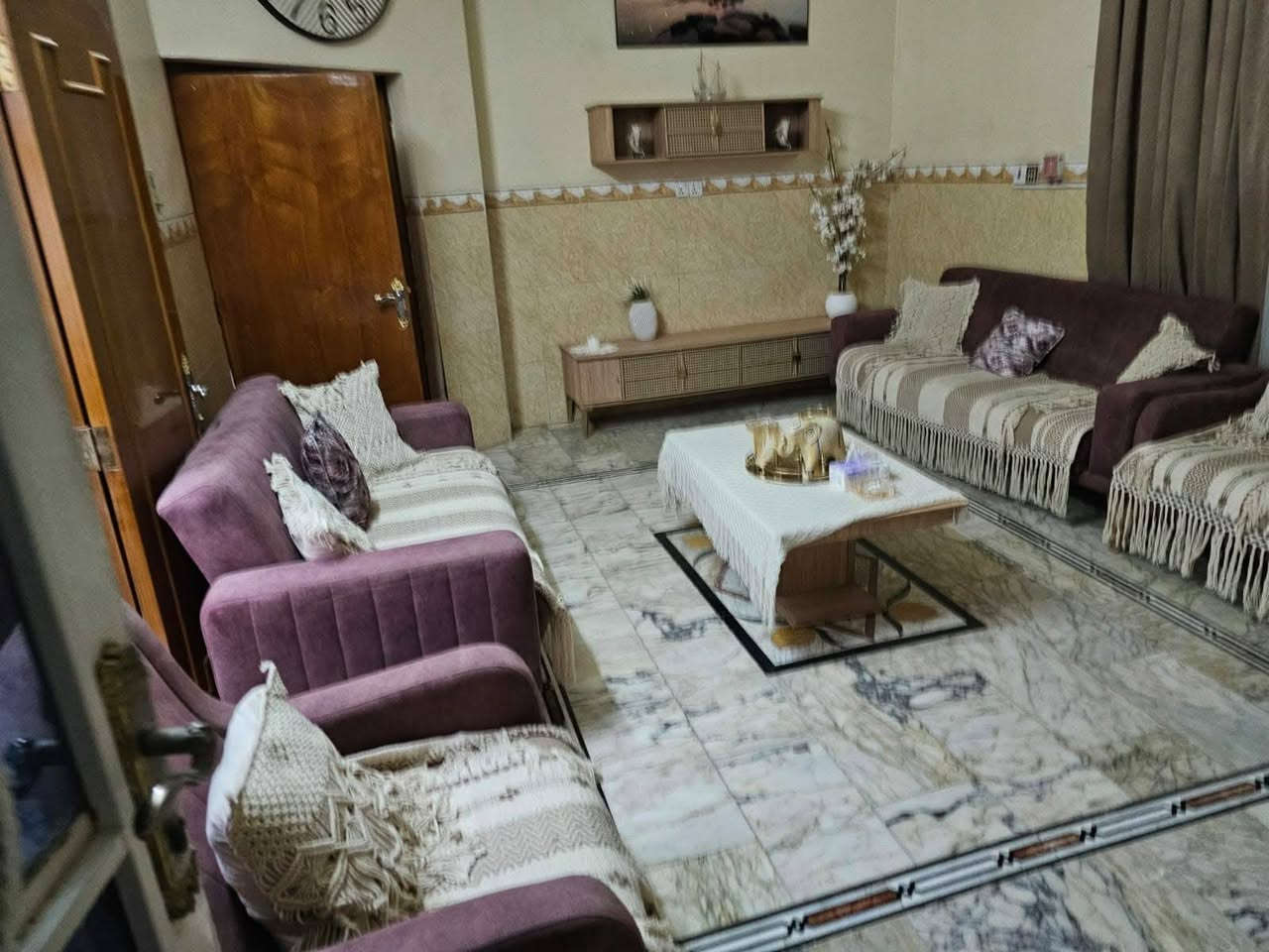 للبيع دار طابو صرف حي الكفاه خلف الكراج الموحد بناء حديث يحتوى على خمس غرف نوم صاله مطبخ كلدور المساحه ٢١٦م ركن اتصال ***********
