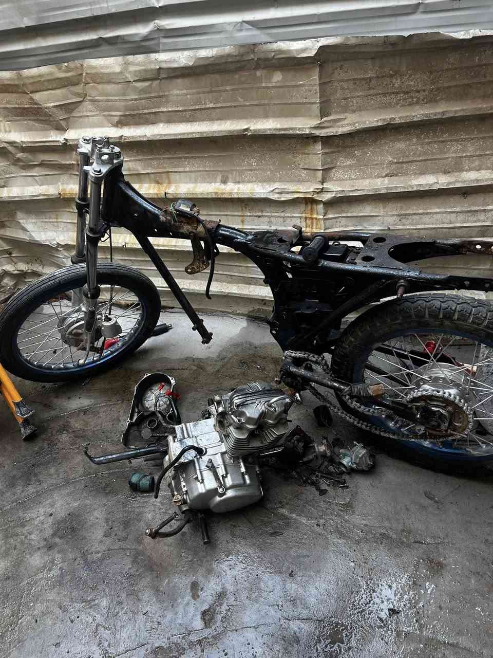 سلام عليكم دراجه كامله شاصي ومكينه ودبلات وره وكدام ويلاات رايدها ب ١٧٥ قفل. من الخير مكاني بصره الجزائر تواصل ***********3 ملاحضه أبيع على هاي لحطه
