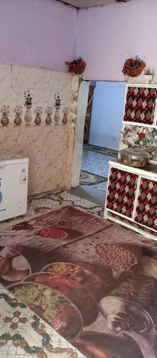 بيت مساحه 190 يحتوي لبيت غرفتين وصاله ومطبخ وستغبال وصحيات وساحه كبيره+قطعه مساحت لقطعه 207البيع  زراعي خدمات كامله ماي ومجاري وكهرباء وشوارع تبليط استفسارسعر خاص العنوان لمدثره قرب صيطره جهه المشتل ***********
