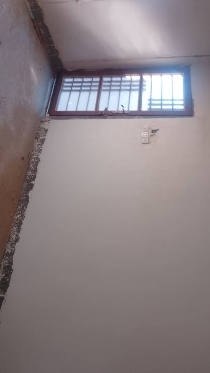 بيت مساحه 180متر بحي الحكيم نزله زرزور قرب المدرسة ثالث بيت عن الركن 
غرفتين وهول ومطبخ وستقبال ومنور وصحيات داخليه وخارجيه وطرمه السقف سندويج الرضيه صب مسجل بلديه مرقم
السعر 19 بيه مجال 
الستفسار ***********
