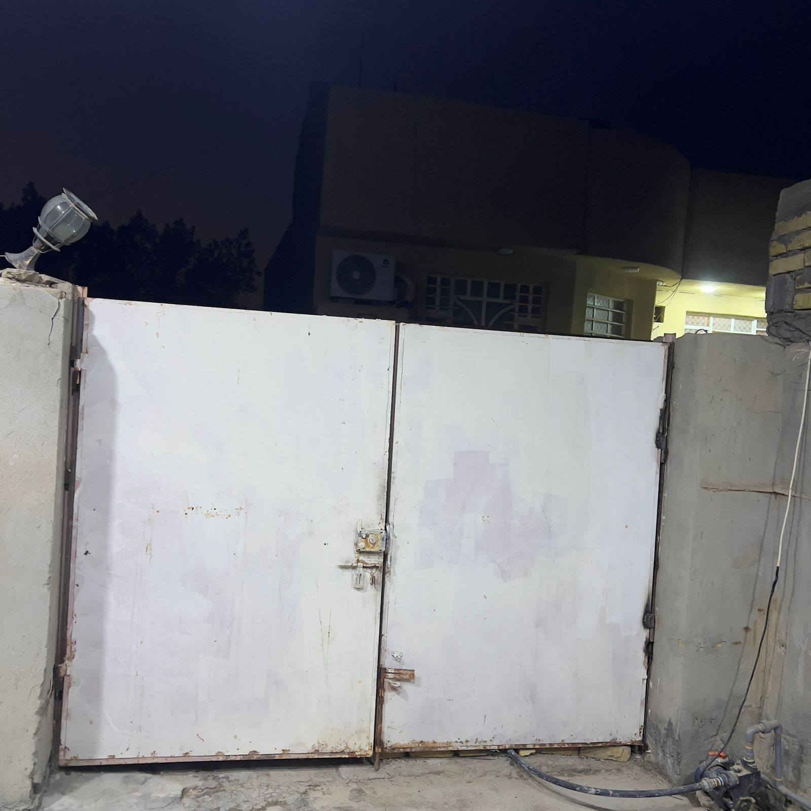 السلام عليكم بيت للبيع مساحة ١٠٠متر مربع يحتوي مطبخ حار وبارد معزولين وصاله وكلدور وغرفه ومجمع صحيات وبيتونه وصحيات خارجيه  بناءصب كونكريت بناء حديث
العنوان ابو خستاوي شارع سيد علي قرب ملعب ابو عادل 
السعر٤٤ وبي مجال 
للاستفسار***********
السلام عليكم بيت للبيع مساحة ١٠٠متر مربع يحتوي مطبخ حار وبارد معزولين وصاله وكلدور وغرفه ومجمع صحيات وبيتونه وصحيات خارجيه  بناءصب كونكريت بناء حديث
