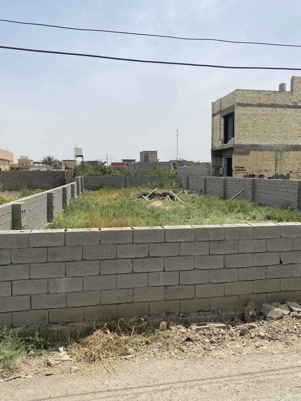 توفر قطّعه ٣٦٣ متر  ويه الشارع ٤١٢ متر يعني تشتري ٣٦٣ صافي والواجه ١١ متر ومسيجها كامل بلوك الموقع مالتة حلو شارع معمل الغاز قريب على الشارع البوعيثه وسعرة كلش مناسب يفيد أهل الاستثمار والسند باسمي يعني تنازل باسمك 

*********** رقم الهاتف اتصل ودلل مانختلف

