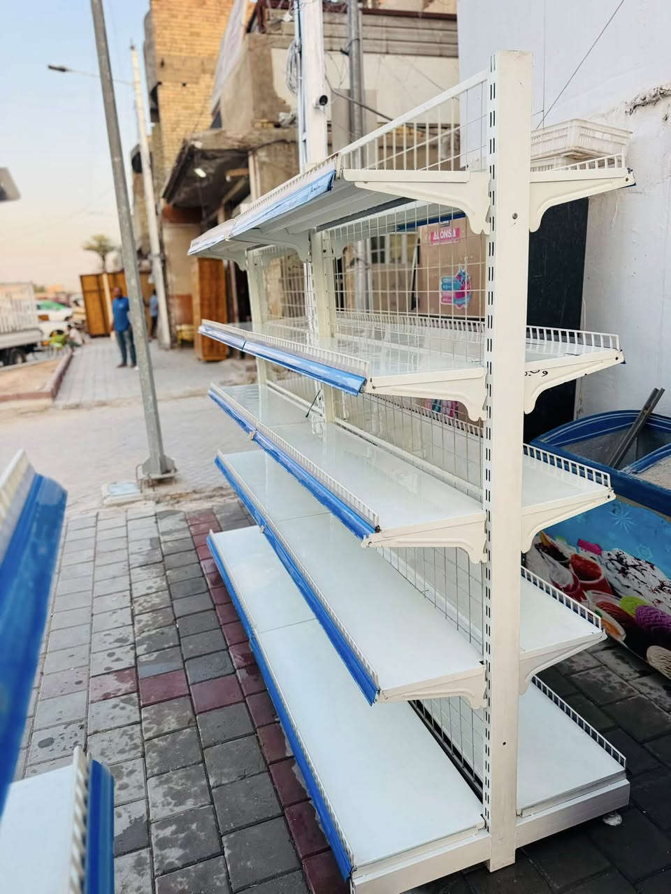 رفوف وسطيه تركي الآصلي🇹🇷 طول مترتين و٤٠ ارتفاع مترتين نضافه 💯 العدد ٢ الشراي يتصل *********** مكاني بغداد
