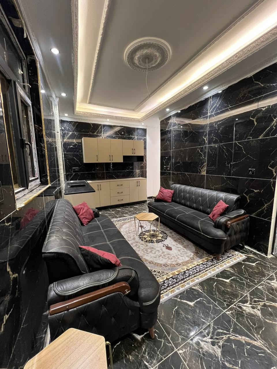 شقة سكنية VIP للبيع ملك صرف مؤثثة زيرو

80متر /غرفتين و صاله و مطبخ وحمام +منور 
موجود مساحات 90متر و80متر 
الموقع راغبه خاتون مقابل سريع محمد القاسم 
(مناسبة للاستثمار)
مصعد 24ساعة 
البناية تحتوي علىً كافة الخدمات الحديثة 
للحجز والاستفسار/***********
