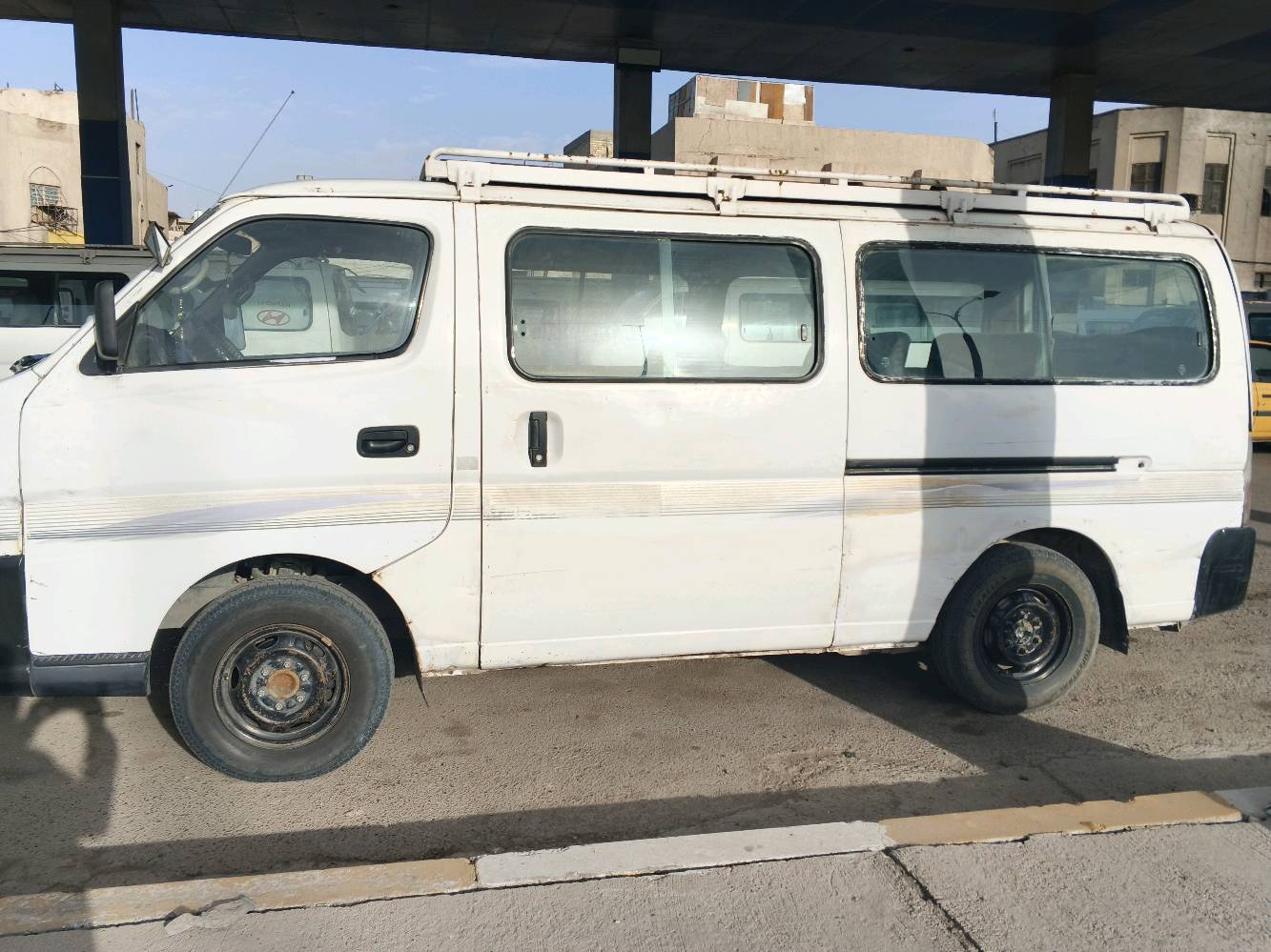 نيسان موديل 7 بابين مكينه ونجي جديده سياره بيه طخات خفيفه عنواني شعب