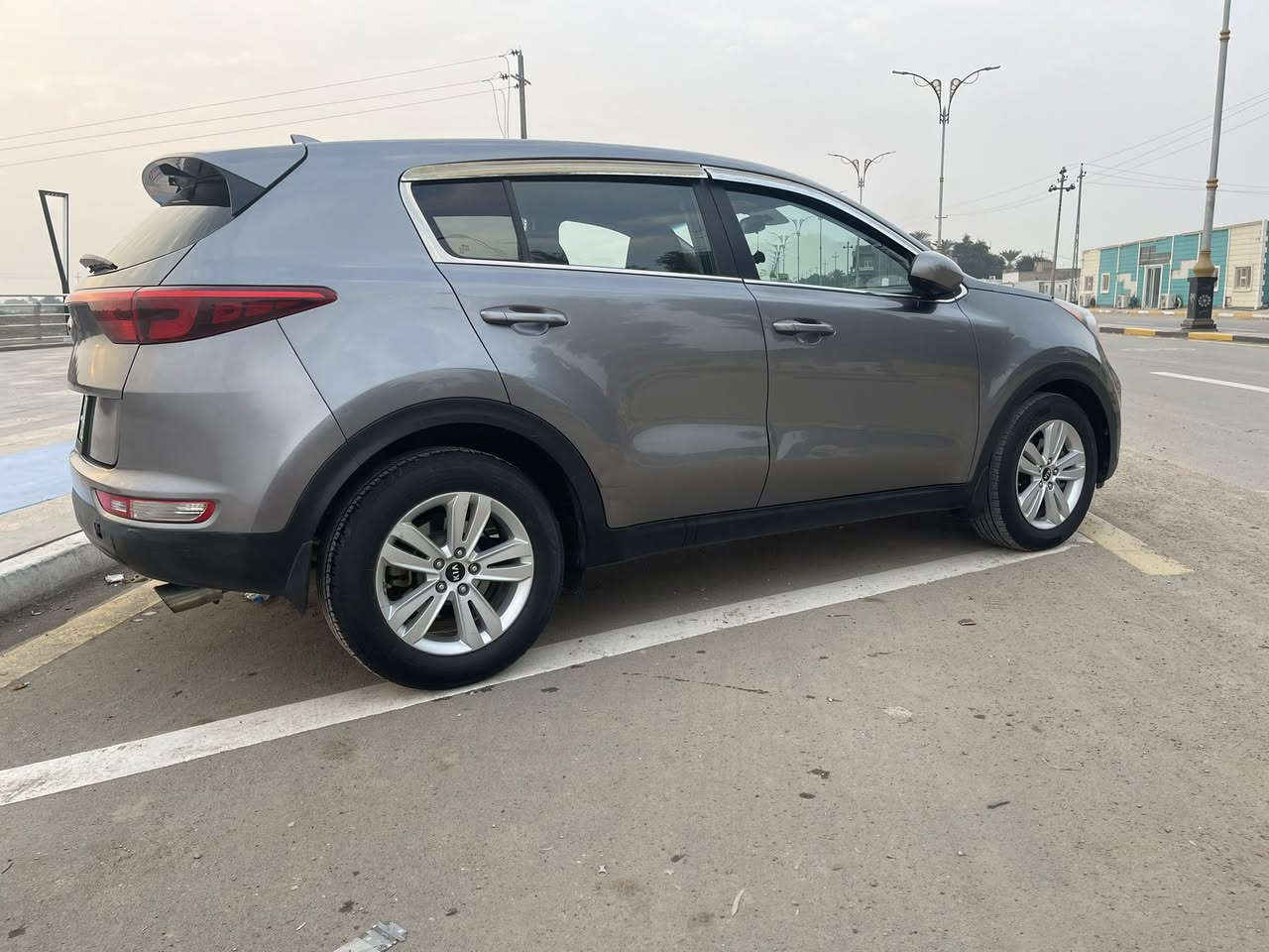 سبورتج 2017 امريكي حادثهه قبق جنطه فقط 
صور الحادث بالمنشور بالعراق بيهه بنيد فتح فقط 

رقم واسط دولي تحويل مباشر 
حداديه جديده +تخم تاير 
سياره جاهزه واحلى من الصور 
منضومه زنون 

السعر 145وبيهه مجال 
————

مكان السياره الكوت 

***********
