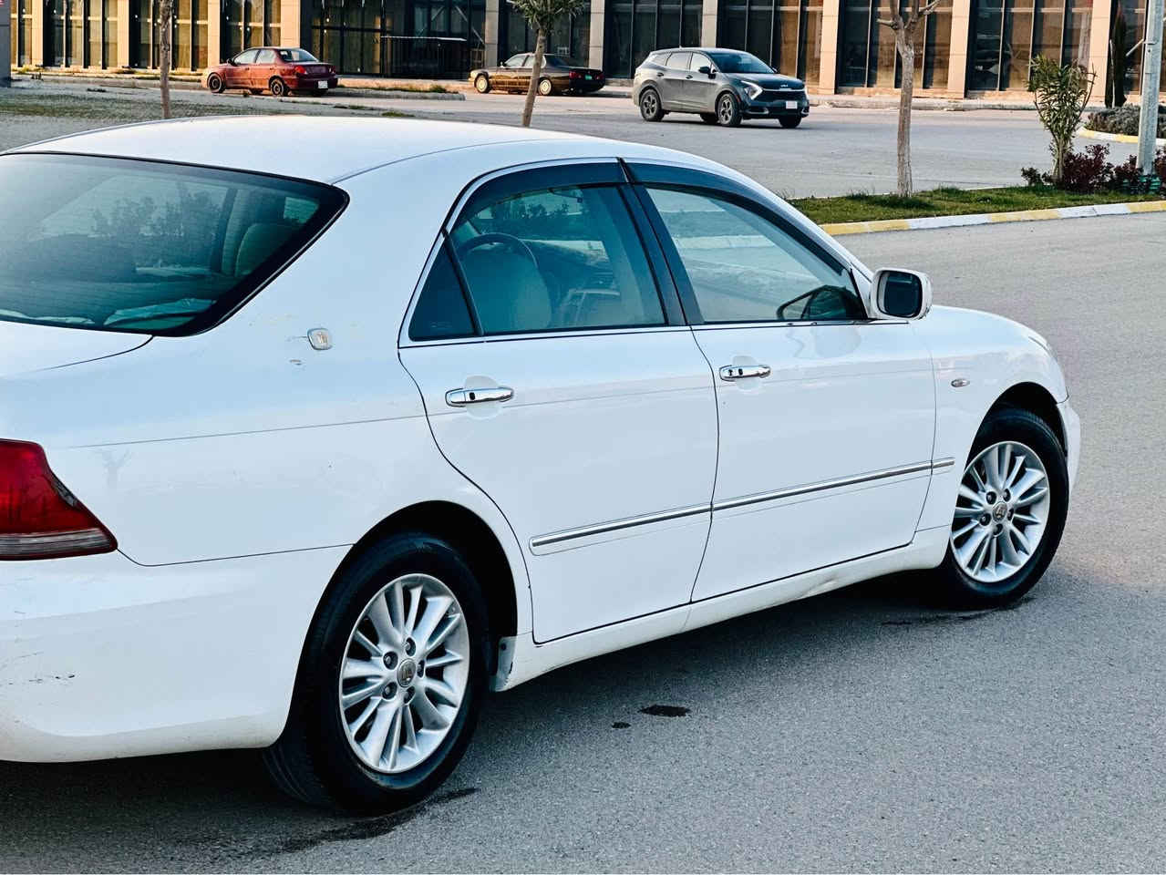 شاهانە موس موس 
٢٠٠٥ی ناو زەرد 
سێ دوگمە ١٨٢ ی بێ دووکەڵ 
رەسمی سۆنەرەکەیم داناوە 
سەقفی شوشەیی 
گێر و مەکینەو دەعم و لێدراو قرچ و کەڤەر گۆراو بە شەرت 
١٤٤ هەزار رۆشتوە 
بێ مەسرەف  تەقەو رەقەی بەشەرت 
قفڵ و کۆتایی ٦٣ گەڵا 
*********** 
*********** Singapore
