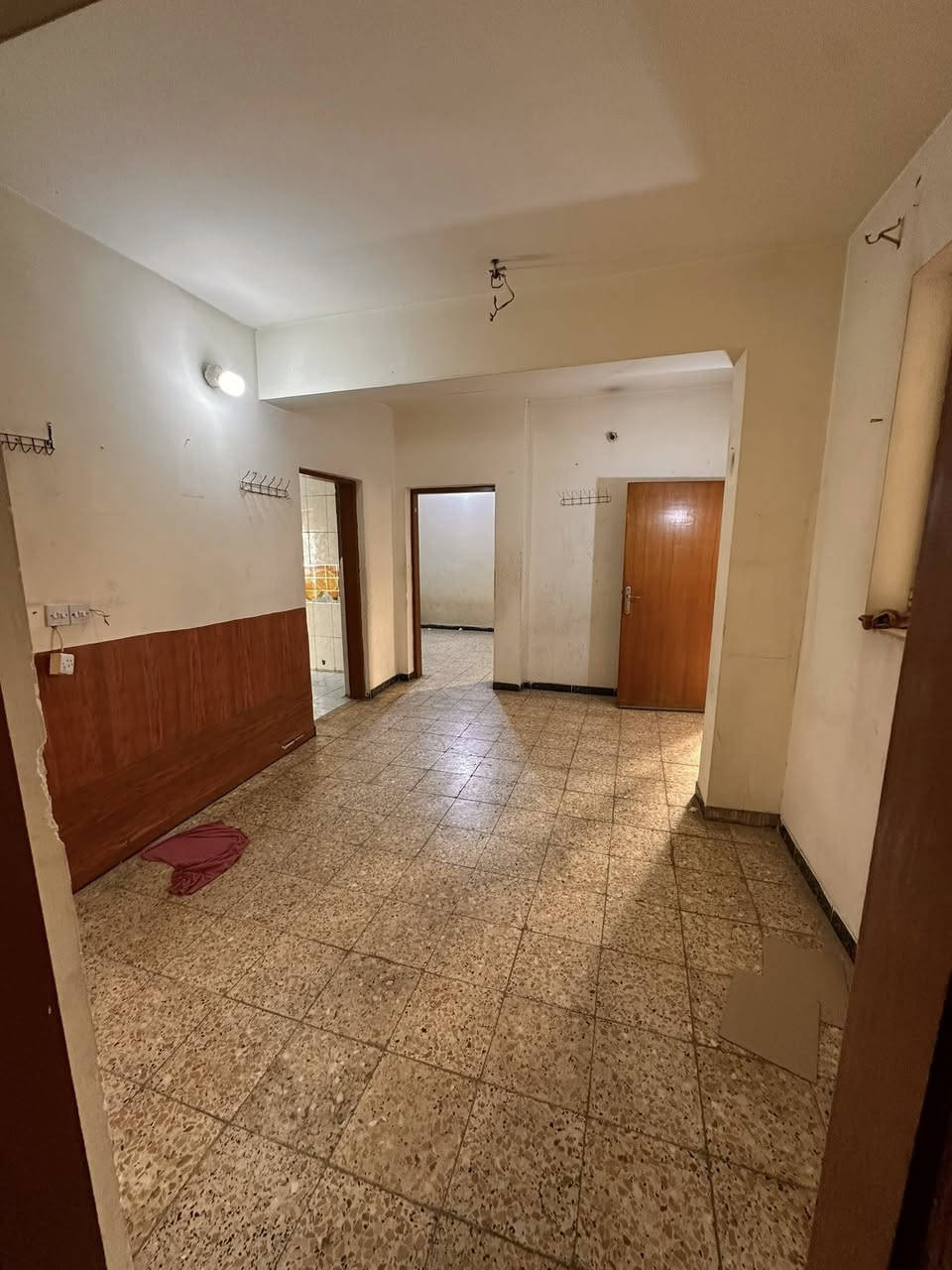 #للايجار_في_السيدية
📍 الطابق: الأول (فوق الأرضي)
🛏 3 غرف نوم
🛋 صالة
🍽 مطبخ
🚿 خدمات

💰 الإيجار: 600 ألف

📌 العنوان: مكتب الفهد الهندسي – مقابيل لحوم جويلي
📞 للاستفسار: ***********
