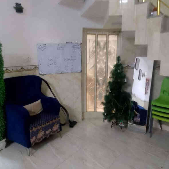 للبيع بيت ملك صرف مساحه 200 متر وجهي 10 نزل 20  غرفتين جوه ثلاث غرف فوق  بعدين ما كاملات البيت طابقين  وحديقه وكراج  مكان بيت حي الشهداء قرب 7 نيسان *********** قل من طرفي مندوبه رقيه رقيه هاي امانه الله عندك
