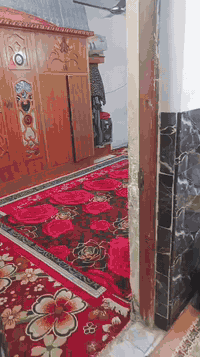 بيت 100متر مربع غرفتين نوم  واستقبال  وهول وصحيات ومنور الشارع مكصوص دي بلطون عنوان بغداد الحسينيه سكلات شارع منتزه شراي انتصل ***********ملاحضه بيع فقط بيع فقط البيت طابو ملك صرف
