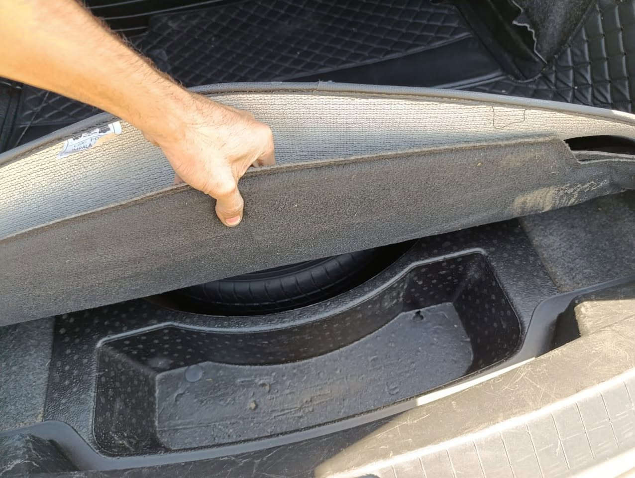 للبيع او مراوس برقم شمالي فقط 
امبالا اسود ملكي 2019V6 LT 
دشبول لونين 
وشاشة قاصه 
خمس بصمات 
هندبريك اوتو 
تشغيل بعد 
كاميرا خلفية 
بعد باقي مواصفات معروف 
سيارة حادثها مبين بالصورة جامرلغ مبدل مصبوغ وربع باب مصبوغ وبونيد مبدل بلادي نفس اللون بدون دواخل 
وايرباك فقط تكمه راجع سيتم استيرن ودشبول ما مفتحين 
بقية اجزاء سيارة مكفول من تعديل تبديل صبغ وحالوب 
محرك وكير بلادي 
سيارة استخدام شخصي ما مشتغل خط باسمي سنوية ل2030 رقم سليمانية 
مكان سيارة كركوك 
سعر 142 بيها مجال بسيط كلش


**إذا كنت صاحب هذا الإعلان وتريد حذفه لأي سبب، رجاءا أرسل رسالة إلى الدعم الفني**