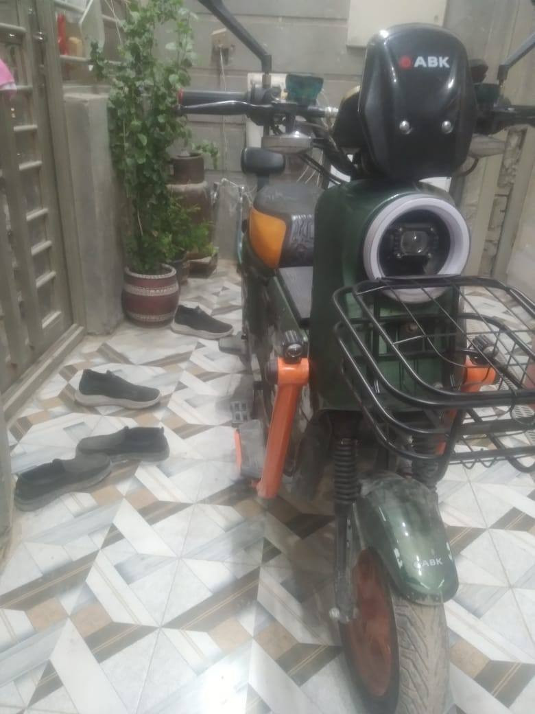 السلام عليكم دراجة شحن للبيع اكس 900خمس بطاريات نضيفة جدا مكاني بغداد السيدية 
***********
