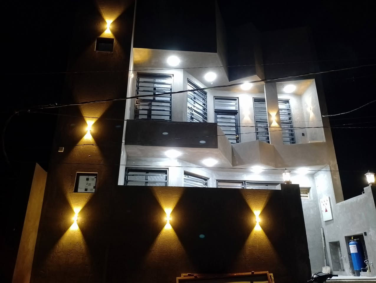 السلام عليكم ورحمة الله وبركاته
متاح في كربلاء شارع فندق البارون 
بيت مساحه 120 متر طابقين( 4 ) غرف نوم 
+ ( 4 ) (مجاميع صحيات)  + (صالتين )+ (مطبخ )+ (ستقبال ) + ( منور ) + بناء طابوق جمهوري بناء 2024 ) الواح بورسلين وتصفير مادة شرط شغل درجه اولى تفحص من قبل اي مهندس السعر/ 185/ قابل للتفاوض / رقم صاحب الدار / ***********
