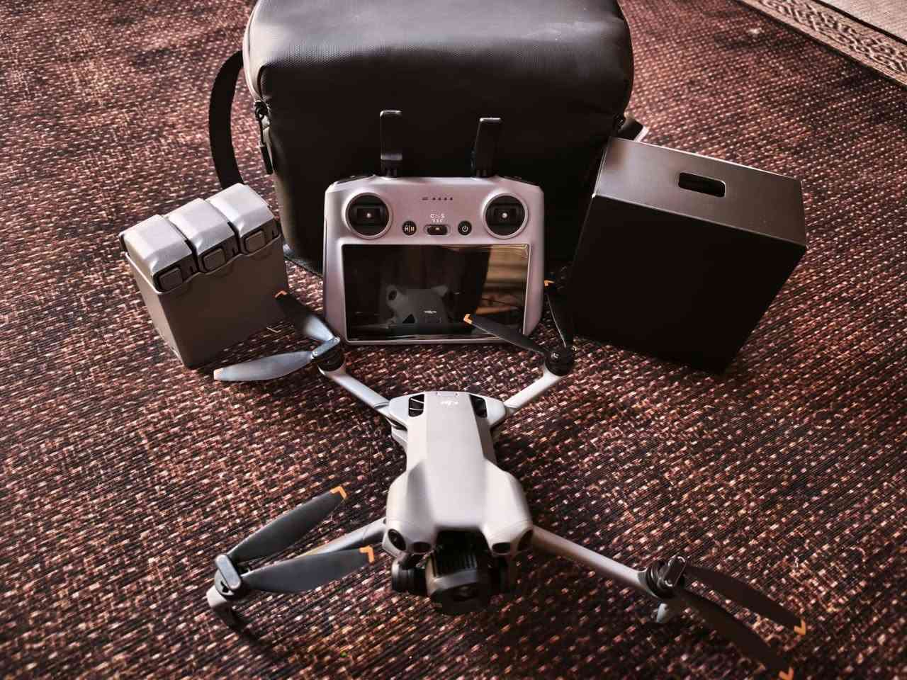 Mini 5 Pr درون مستخدم نضيف
✅ كاميرا "عين الصقر" المطورة:
تصوير بدقة 4K/120fps و HDR حقيقي. ألوان سينمائية وحساس أكبر يعطيك أنقى صورة في الإضاءة الضعيفة وتصوير ليلي خرافي.
✅ التصوير العمودي الحقيقي (True Vertical Shooting):
الكاميرا تفتر 90 درجة لتصور فيديوهات عمودية جاهزة للـ (TikTok و Reels) بأعلى دقة، بدون ما تخسر أي بكسل من جودة الصورة!
✅ رادار الحماية الشامل (360° Obstacle Avoidance):
انرسمت بذكاء اصطناعي يخليها "تشوف" من كل الجهات. انسى موضوع الاصطدام، الـ Mini 5 Pro
✅ بطارية "نفسها طويل":
وقت طيران يصل إلى 50 دقيقة (مع البطارية المطورة). طير براحتك
✅ نظام البث الأقوى DJI O4+:
مدى يصل لـ 20 كم مع بث HD صافي جداً على الريموت. حتى لو طرت لمسافات بعيدة، راح تظل الإشارة قوية وما تگطع.
✅ وزن الـ 249 غرام:
خفيفة، سهلة التنقل، ومعفية من أغلب قوانين التسجيل الدولية. رفيقك المثالي بكل سفرة.
• 💾 التخزين والسرعة:
• ذاكرة داخلية مدمجة 32GB للطوارئ.
• نقل بيانات لاسلكي فائق السرعة QuickTransfer.
• 🤖 ذكاء اصطناعي:
• ActiveTrack 360°: تتبع احترافي للهدف من كل الزوايا.
• Waypoints: ميزة رسم مسار الطيران مسبقاً (احترافي للمشاريع الهندسية).


**إذا كنت صاحب هذا الإعلان وتريد حذفه لأي سبب، رجاءا أرسل رسالة إلى الدعم الفني**