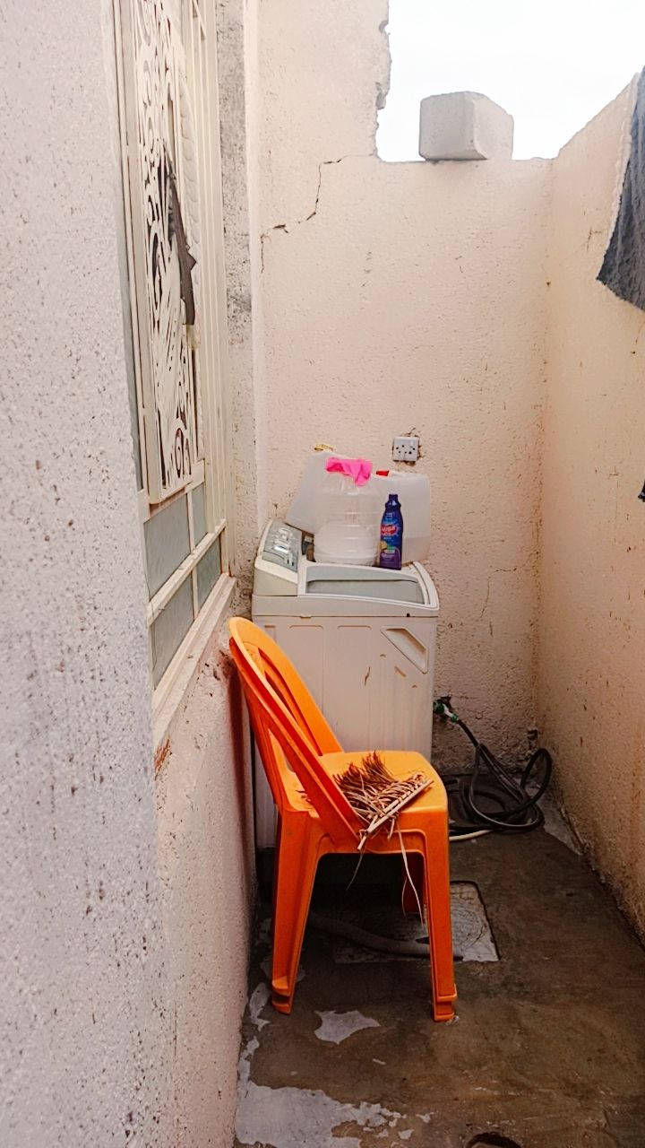 سلام عليكم بيت طابق ونص غرفتين ومطبخ منور ثنين وصحيات وستقبال وطرمه وسطح بيت كامل منطقه طالب العلي يم محطه كهرباء سعر خاص***********
