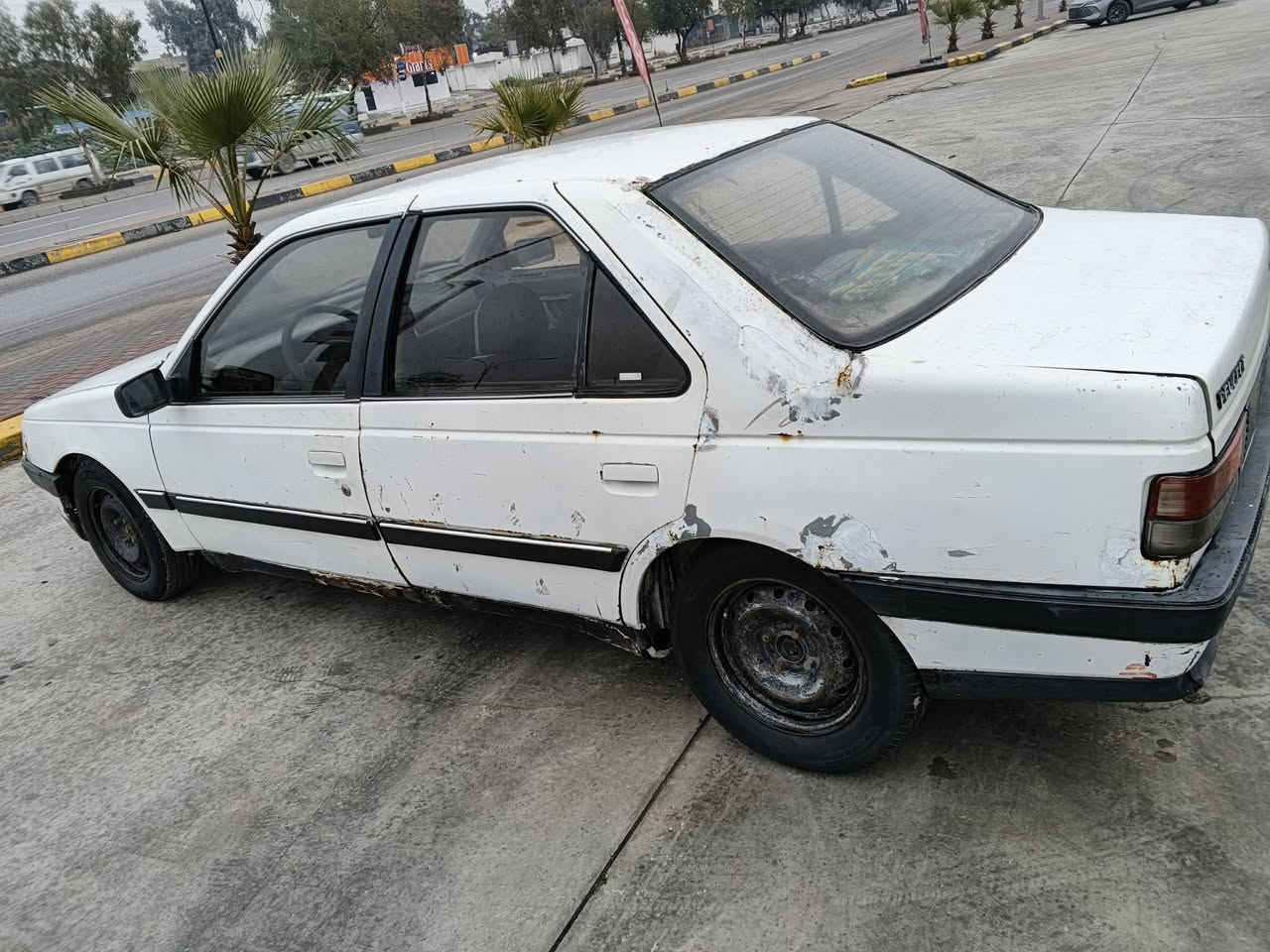 سيارة بيجو شرط التحويل405كير محرك شرط كاربون بانزين بيها سياره جاهزه او حلوه ويرمنيه كلها شغاله***********سعرها 15اوبيها مجال
