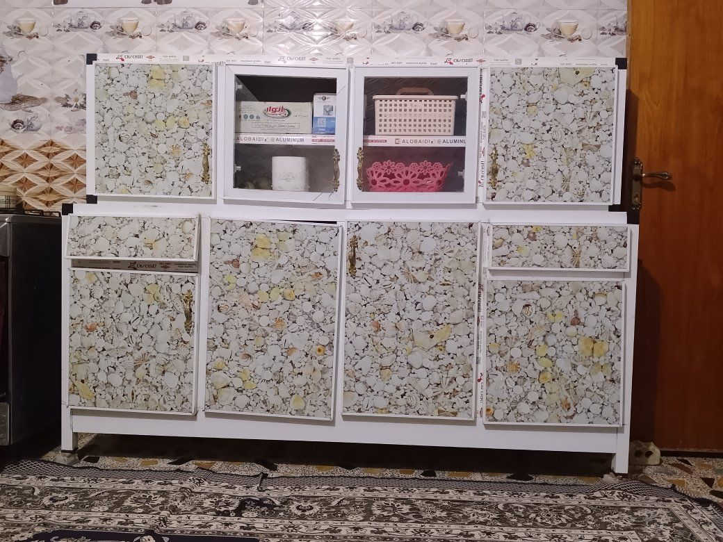 كاونتر للبيع 2متر+ملحق+سنك مترونص نضيف مكاني بسمايه ناحيه الوحده السعر 250بي مجال الاتصال ***********/***********
