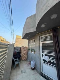 يوجد بيت مساحه 96 متر الواجه 6 ونص متر ونزال 15 متر يحتوي على غرفه وحد...