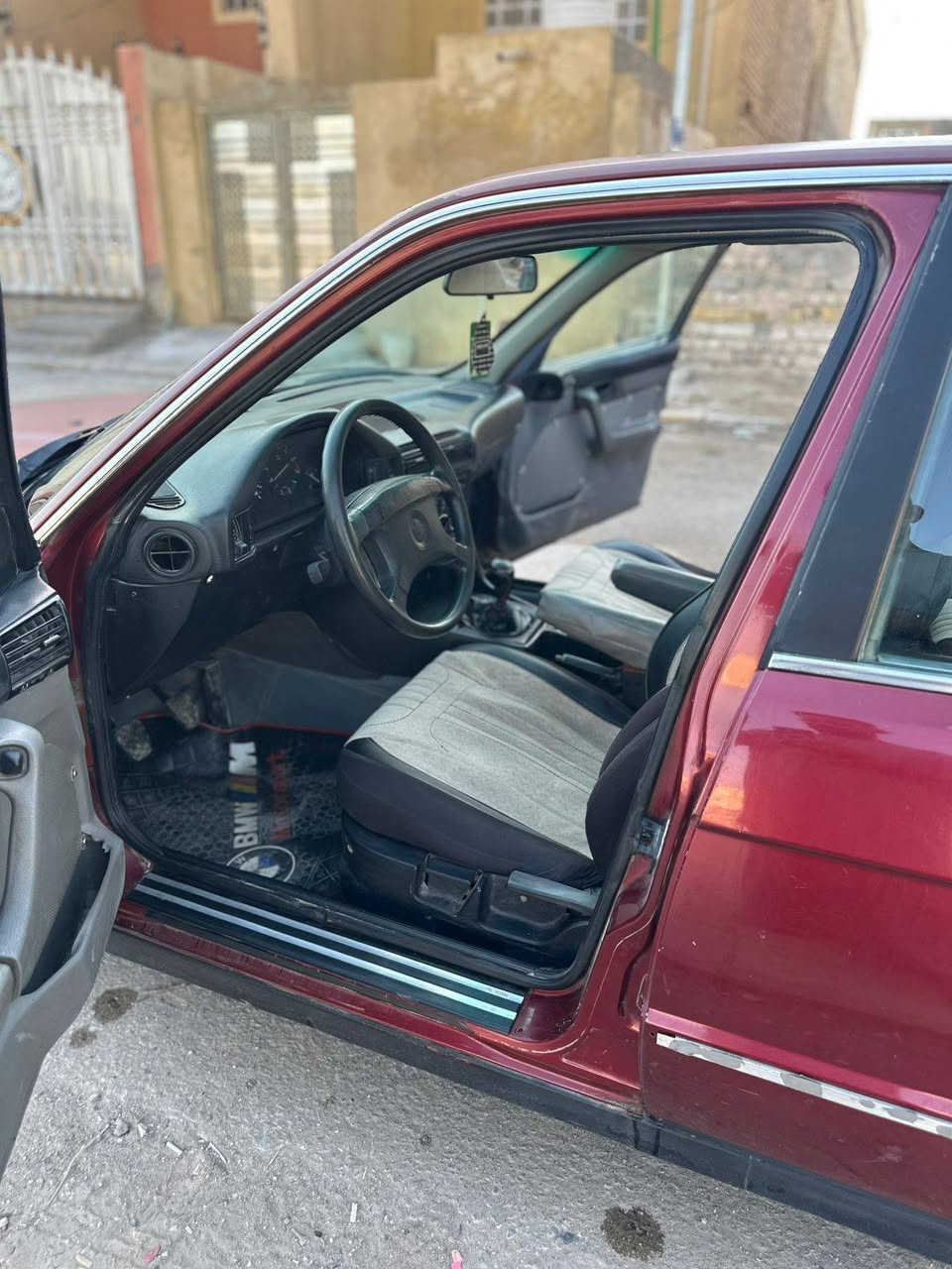 بي ام مديل 93
سياره بلاديه وناعمه
كير مكينه جدد
كير عادي
حداديه خلفي وامامي جديده 
مال متوازي السعر 45 
الاتصال ***********
